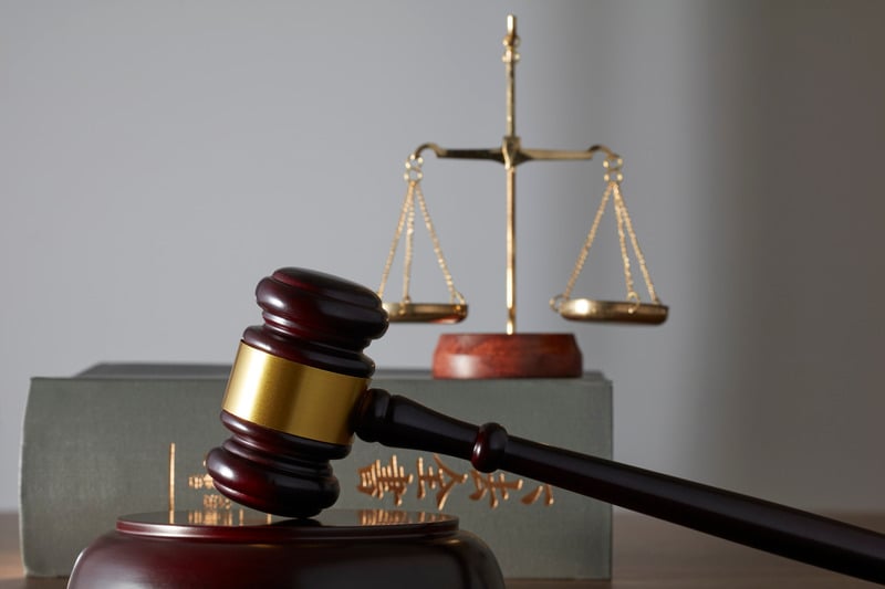 Une personne calculant des impôts, représentant le droit fiscal et les douanes.